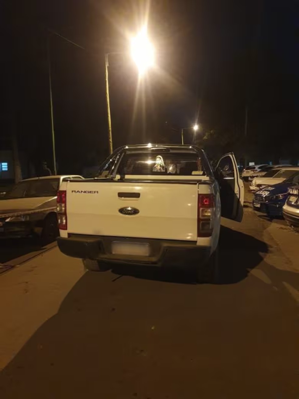 O caminhão foi abandonado pelo motorista que arrastou o policial rodoviário — Foto: Reprodução
