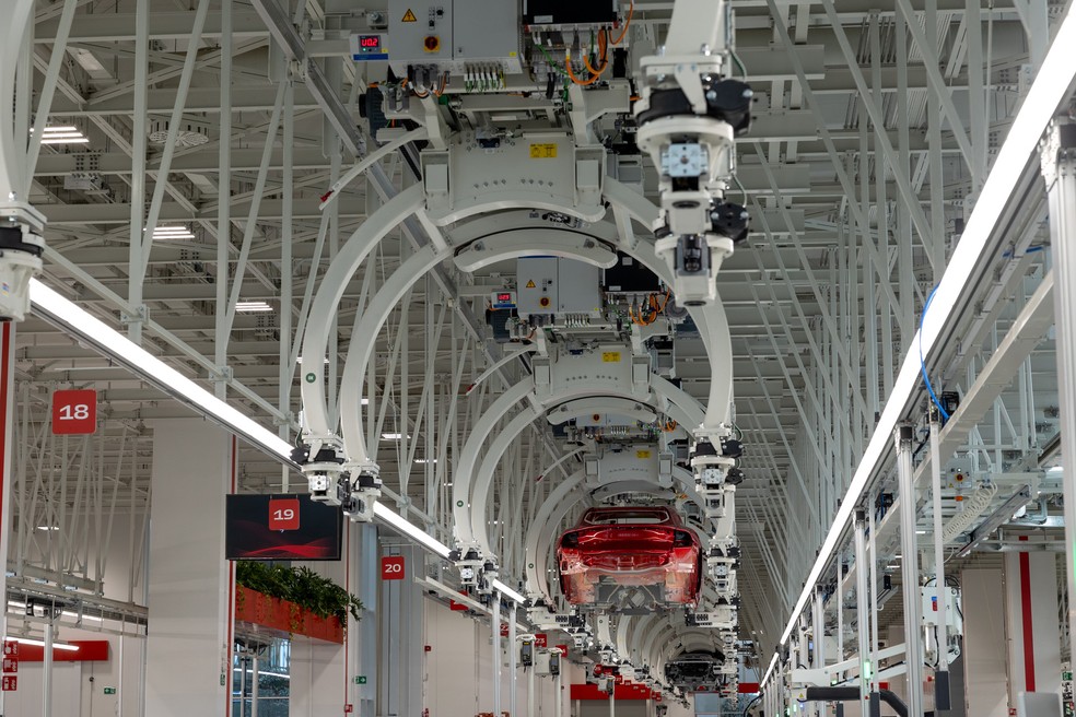 Cada carro que sai do “ateliê”, como eles chamam, já tem um comprador. Com a inteligência artificial, a montadora trabalha para produzir de forma mais personalizada, segundo Alfonso Fuggetta, Chief Digital Transformation Officer da Ferrari — Foto: DIVULGAÇÃO/FERRARI