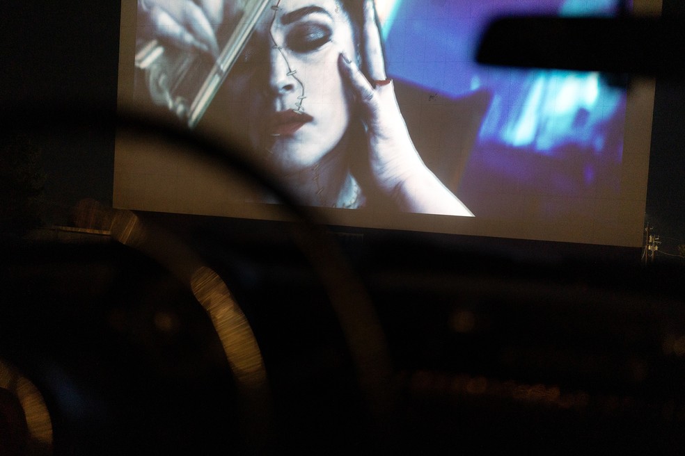 Filme exibido no cinema drive-in Motor Vu em Idaho Falls, Idaho, Estados Unidos — Foto: Janie Osborne/The New York Times