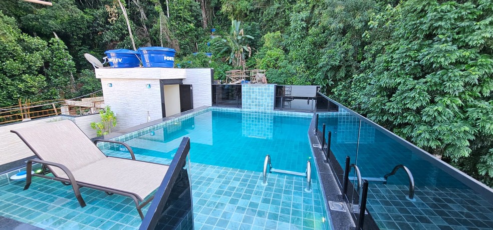 Mansão na Rocinha, Zona Sul do Rio, usada por criminosos cearenses, tinha duas piscinas aquecidas e área gourmet. — Foto: Divulgação