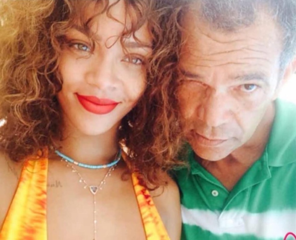 A cantora Rihanna e o pai, Ronald Fenty — Foto: Reprodução/redes sociais