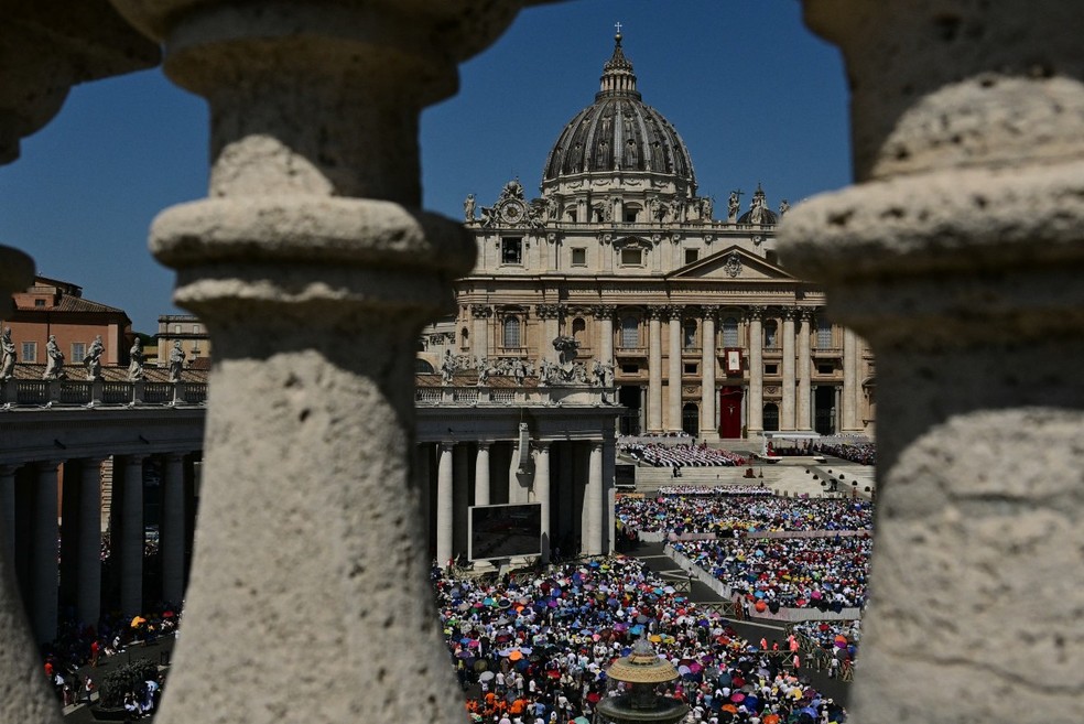 Fiéis se reúnem na Praça São Pedro para missa de Pentecostes — Foto: Tiziana FABI / AFP