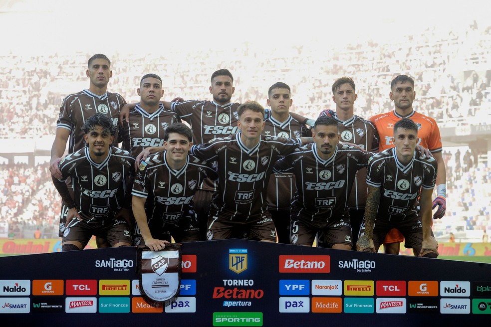 Equipe do Platense para a final do Campeonato Argentino, disputado contra o Huracán no Estádio Único Madre de Ciudades — Foto: Eduardo RAPETTI / AFP