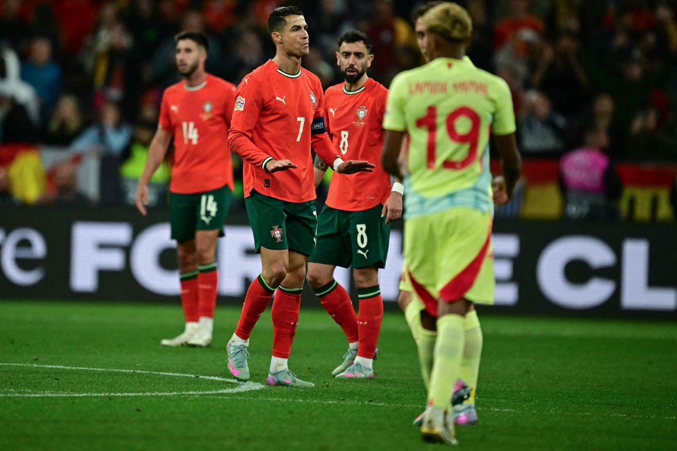Cristiano Ronaldo e Lamine Yamal são protagonistas de Portugal e Espanha, respectivamente — Foto: Tobias SCHWARZ / AFP