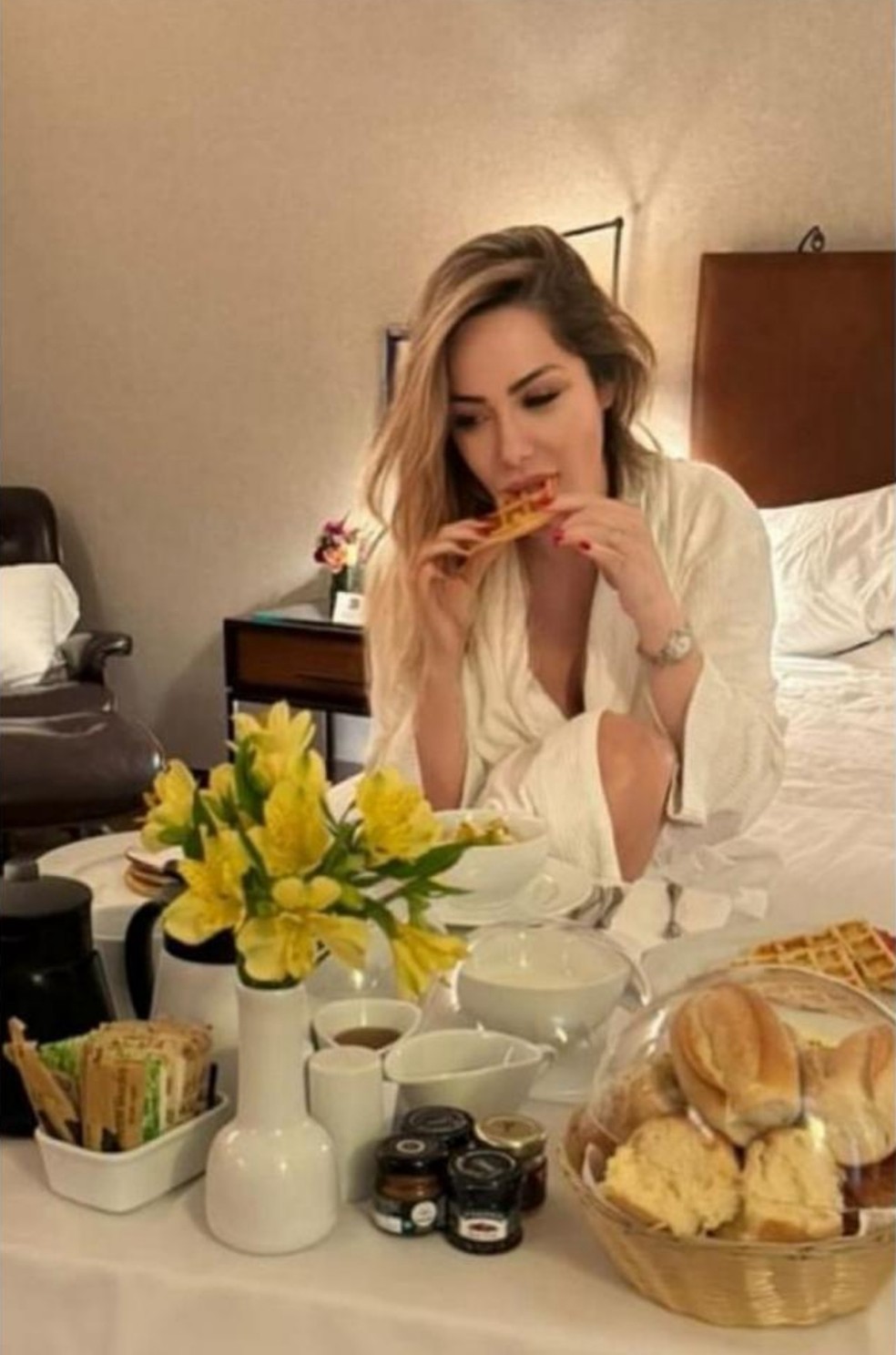 Ju Isen transforma solitude em celebração com seu ritual de amor-próprio — Foto: CO Assessoria