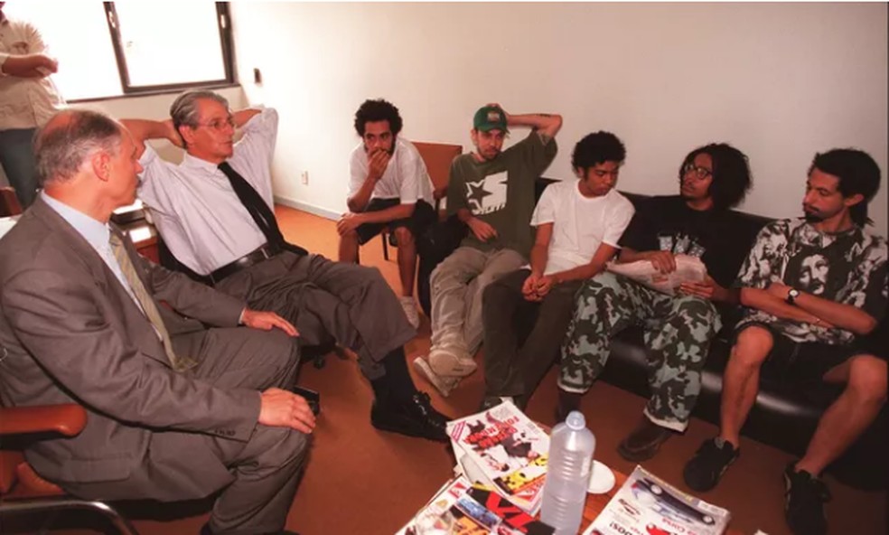 Planet Hemp com Fernando Gabeira e Eduardo Suplicy na delegacia em Brasília — Foto: Sérgio Marques/Agência O GLOBO