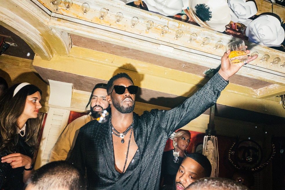 Sean Combs, conhecido como Diddy, faz um brinde durante sua festa pós-Met Gala, em Nova York,em 1º de maio de 2023 — Foto: Jutharat Pinyodoonyachet/The New York Times