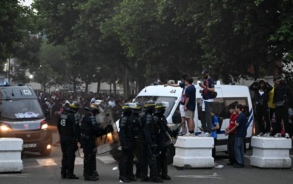 Polícia francesa e torcedores do PSG se envolvem em confusão em Paris — Foto: Hugo MATHY / AFP