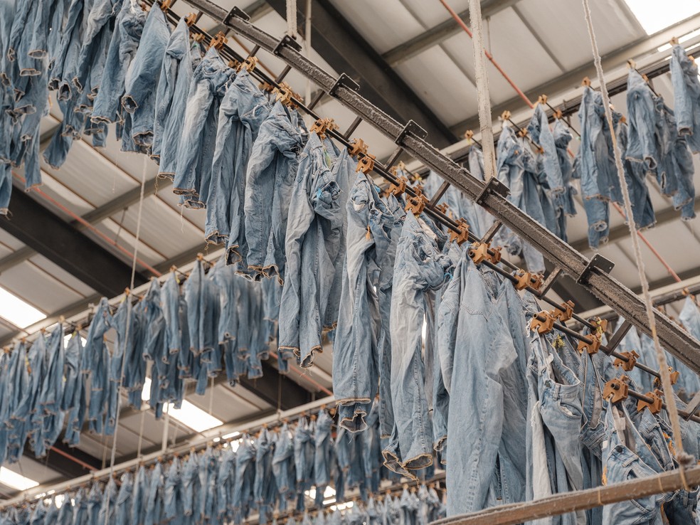 Fábrica da Saitex em Dong Nai, Vietnã. Produção de 500 mil jeans por mês supera em mais de sete vezes o volume da unidade nos EUA — Foto: Linh Pham/The New York Times