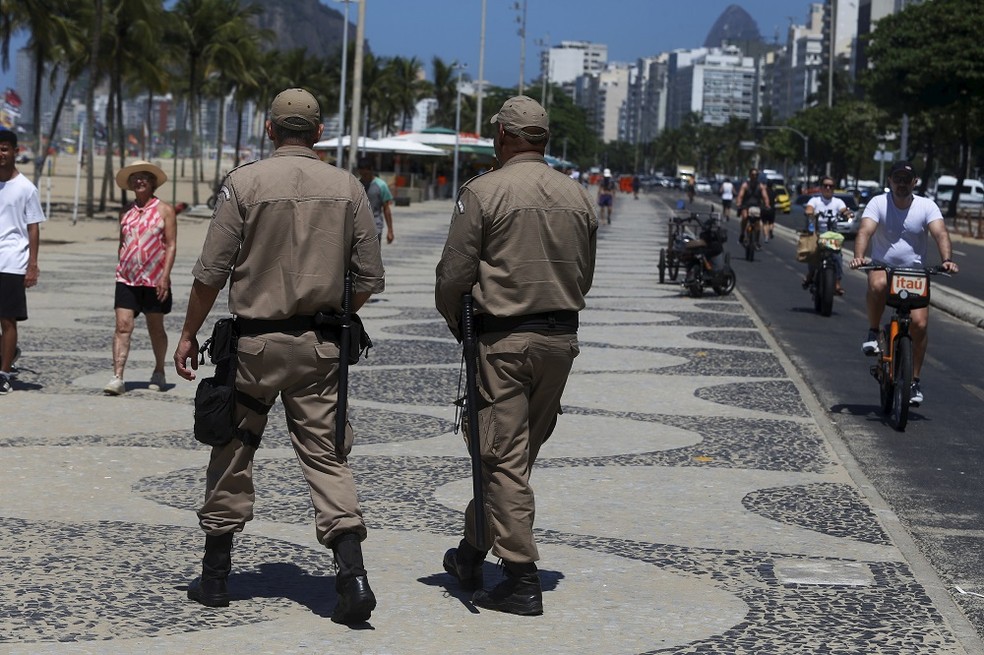 Guarda Municipal armada: agentes vão atuar em dupla a pé ou em motos — Foto: Fabiano Rocha / Agência O Globo