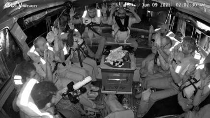 Vídeo mostra ativistas com mãos para o alto após interceptação israelense