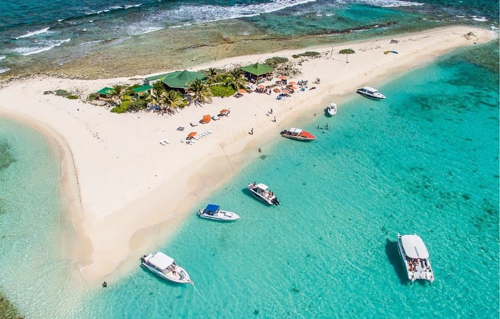 Passeios de barco até Sandy Island e outras ilhotas ao redor de Anguila estão entre as experiências mais cobiçadas — Foto: Divulgação