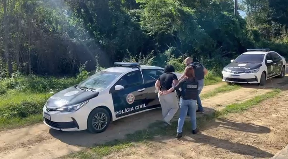 Flávia Silva Teixeira logo após ser presa em Itaboraí — Foto: Reprodução
