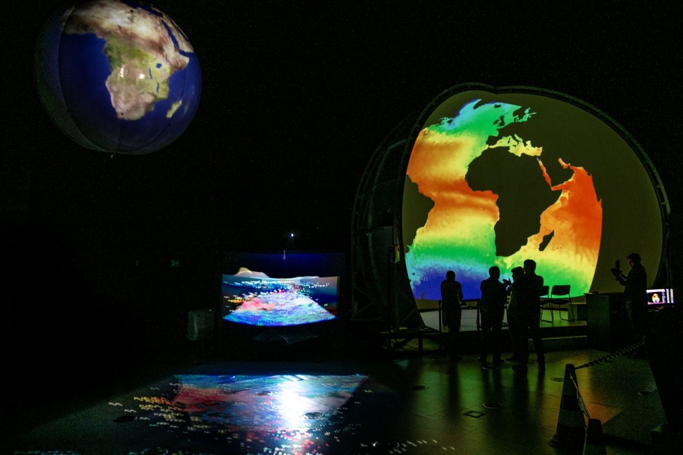 Telão mostra fenômenos da natureza — Foto: Guito Moreto