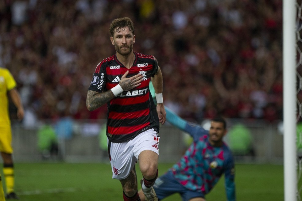 Léo Pereira marcou o gol da vitória do Flamengo — Foto: Foto Guito Moreto