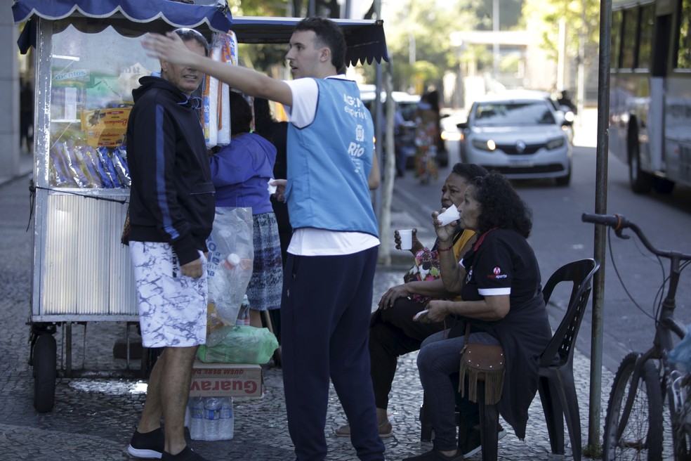 Filas nos postos de atendimento para pedir o cartão. Fila imensa no posto do Jaé no Estácio. Na foto Juracy Cabral da Silva, 74 anos, mora no Centro. Sofre de pressão alta, HIV. Passou mal na fila. — Foto: Fabiano Rocha / Agência O Globo