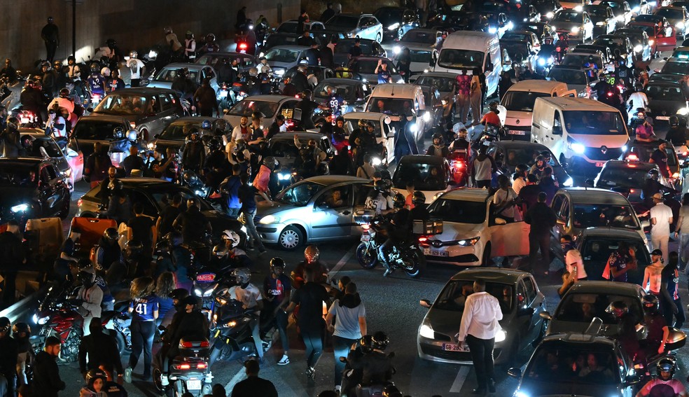 Torcedores e motoristas do Paris Saint-Germain (PSG) param na Peripherique, entre Porte Maillot e Porte Champerret, em Paris — Foto: LOU BENOIST / AFP