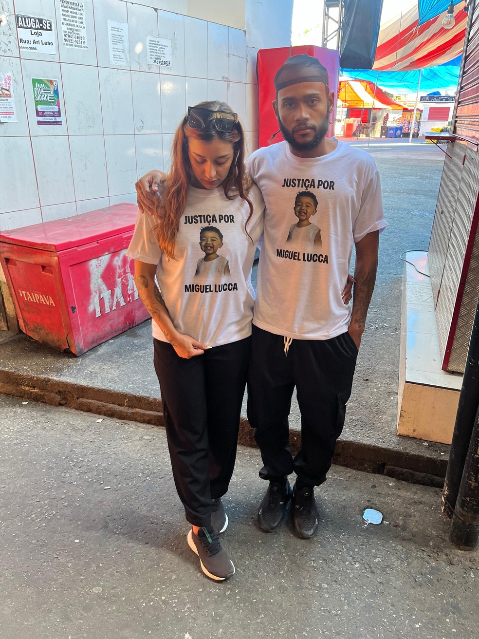 Os pais Rhayza Barcelos e o pai Lidson Baptista pedem justiça por Miguel Lucca — Foto: Arquivo pessoal