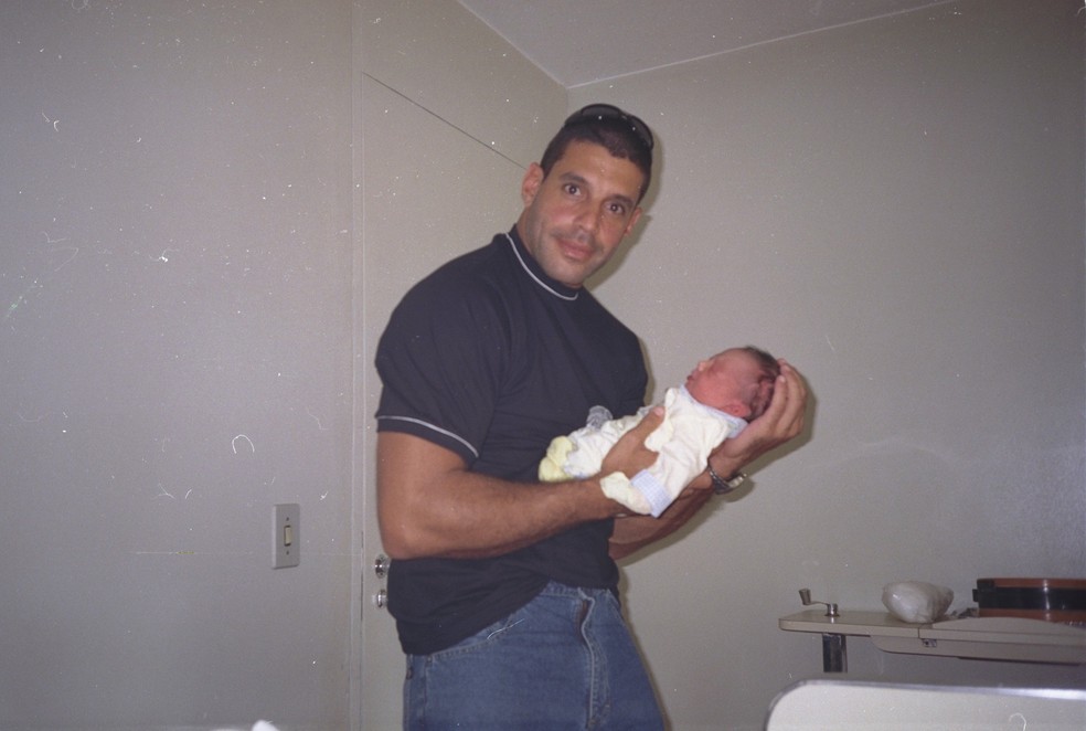 Alexandre Frota com o filho, Yamã, em 1999 — Foto: Divulgação