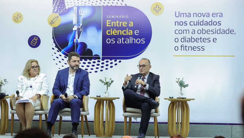 O painel “Manipulados e patentes: fronteiras legais e éticas” contou com Rosana Mastellaro, Felipe Alves e Clayton Luiz Dornelles Macedo — Foto: Eduardo Uzal