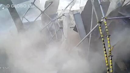 Marquise de prédio em obras desaba na principal avenida de Copacabana