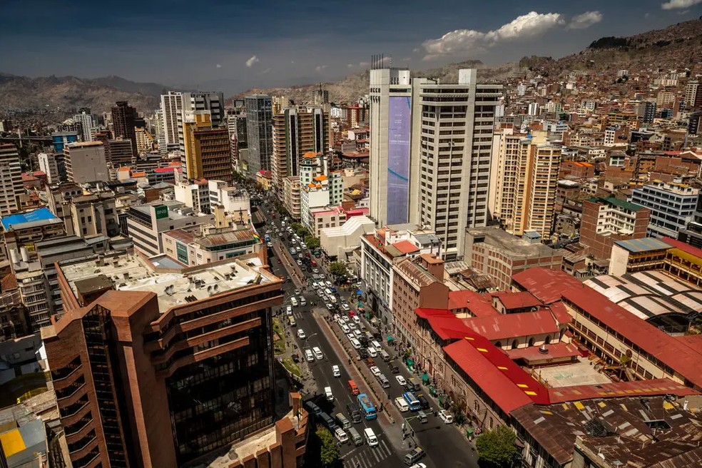 La Paz, capital da Bolívia. A velocidade da internet na Bolívia é a mais lenta da América do Sul e centenas de milhares de pessoas permanecem offline — Foto: Meridith Kohut para o The New York Times