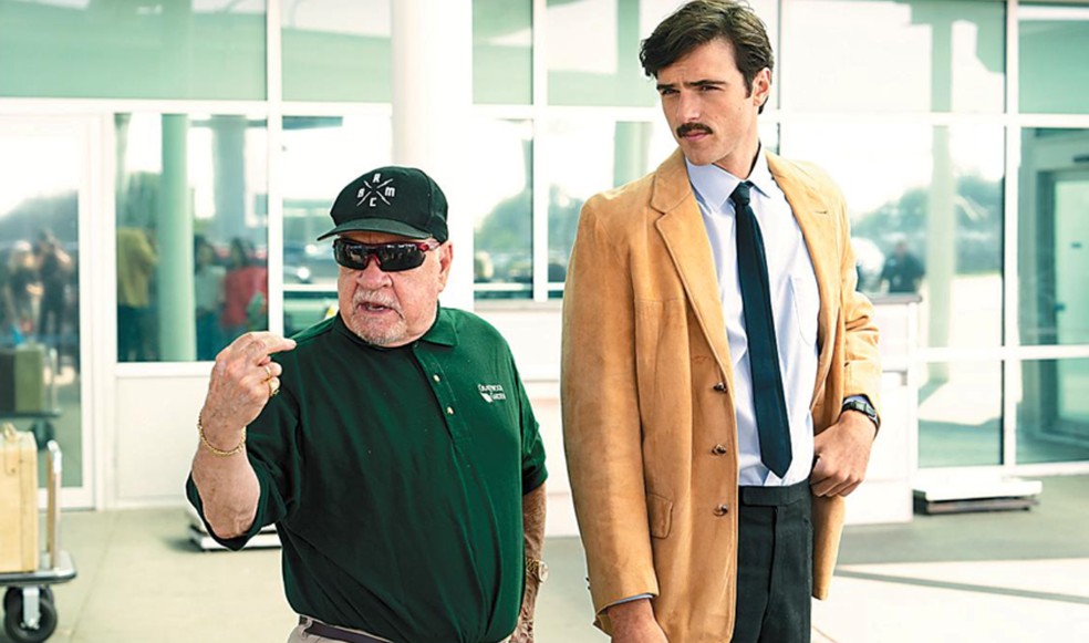 Paul Schrader, o diretor, e o ator Jacob Elordi no set de "Oh, Canada" — Foto: Divulgação/Kino Lorber