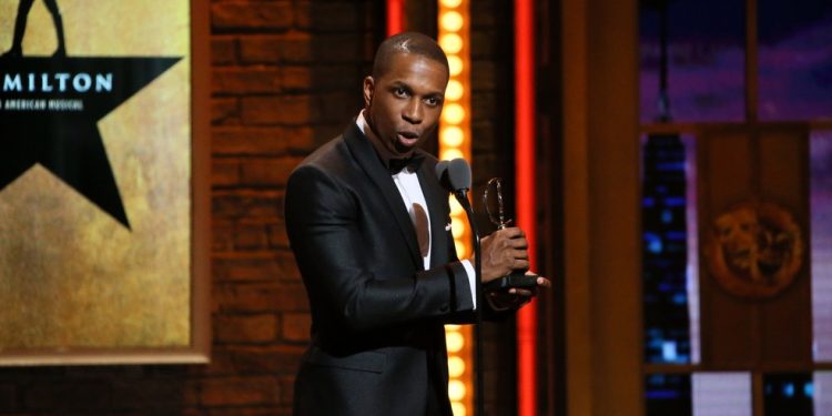 Leslie Odom Jr. recebe o prêmio Tony de Melhor Ator em Musical por sua atuação como Aaron Burr em "Hamilton!", em Nova York, em 12 de junho de 2016. "Hamilton!" está em alta com o retorno de Odom ao elenco — Foto: Sara Krulwich/The New York Times