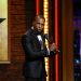 Leslie Odom Jr. recebe o prêmio Tony de Melhor Ator em Musical por sua atuação como Aaron Burr em "Hamilton!", em Nova York, em 12 de junho de 2016. "Hamilton!" está em alta com o retorno de Odom ao elenco — Foto: Sara Krulwich/The New York Times