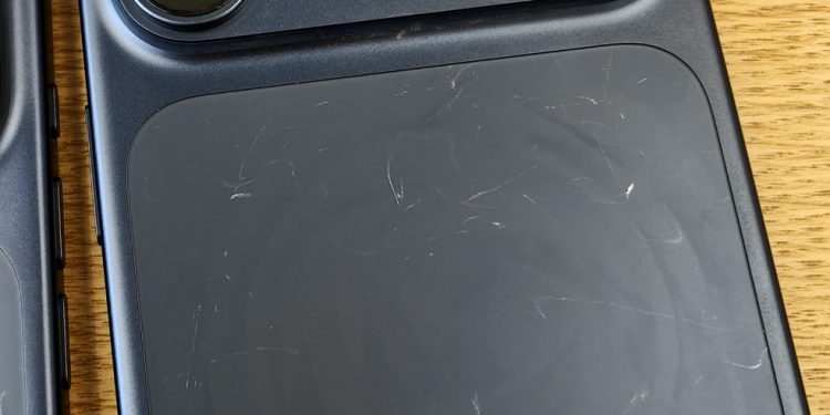 Exemplar de iPhone 17 Pro Max com marcas na traseira à venda em loja da Apple de Hong Kong — Foto: Bloomberg