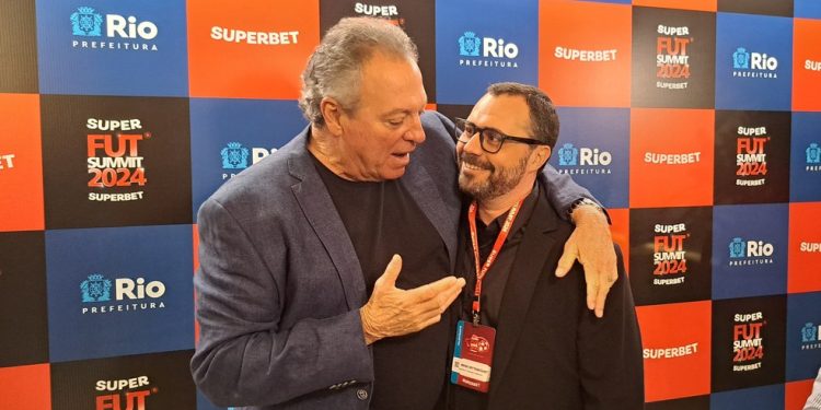 Abel Braga e Mário Bittencourt se abraçam no Super Futsummit 2024 — Foto: Davi Ferreira