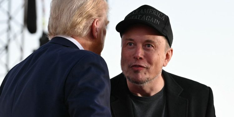 Trump e Elon Musk, um de seus principais conselheiros — Foto: Jim WATSON / AFP