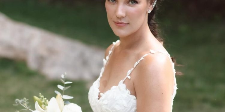 Após fotos do casamento, Adriana Birolli sofreu comentários etaristas — Foto: Divulgação @venamorifotografia