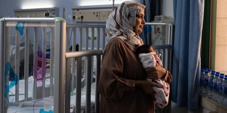 Asma al-Ladawi e sua filha Lana, de 10 dias, em um hospital em Abu Dhabi, onde seu filho Ahmad está sendo tratado. — Foto: Natalie Naccache/New York Times