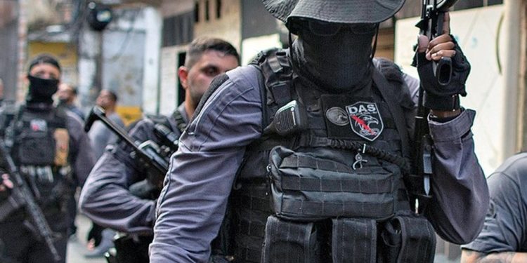 Brava gente. Policiais civis durante uma operação na Favela do Jacarezinho: mudanças na carreira e nos benefícios — Foto: Márcia Foletto/19-01-2022