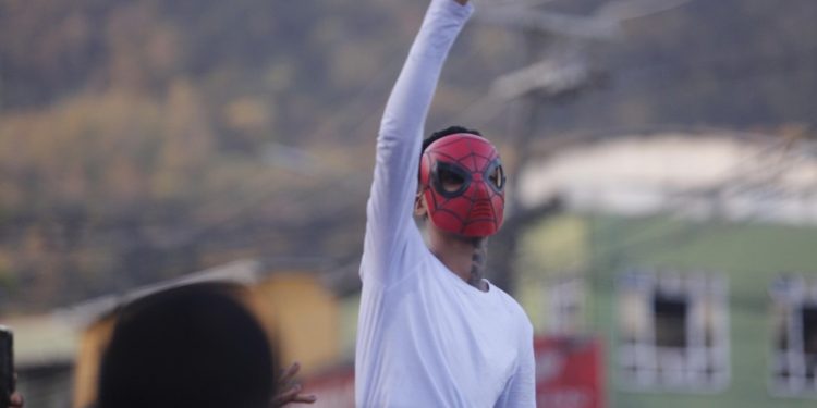 Oruam coloca a máscara de homem-aranha levada por um fã — Foto: Júlia Aguiar