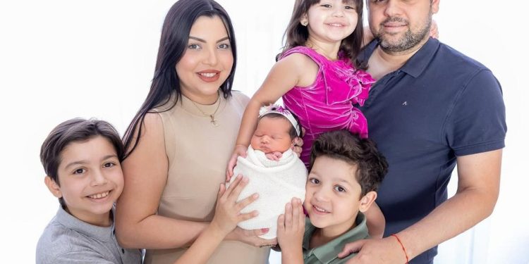 Caroline Aristides ao lado dos quatro filhos e do marido — Foto: Arquivo pessoal