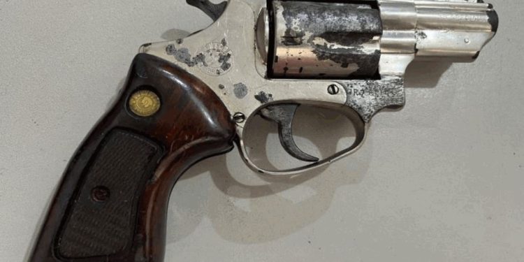 Arma que teria sido usada em assalto de dos ex-sogros de Jair Bolsonaro tem a numeração raspada — Foto: Reprodução