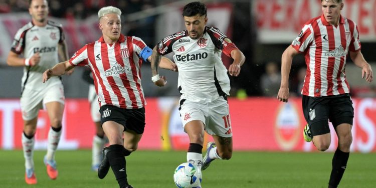 Arrascaeta durante Estudiantes x Flamengo — Foto: Juan MABROMATA / AFP