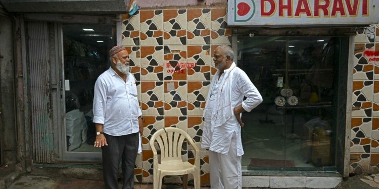 Bilionário indiano e governo avançam em projeto que ameaça desalojar milhões de pessoas e dar fim à maior favela da Ásia — Foto: AFP