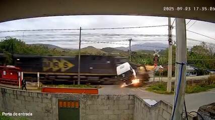 Duas pessoas ficaram feridas em acidente entre trem e caminhão em Vassouras