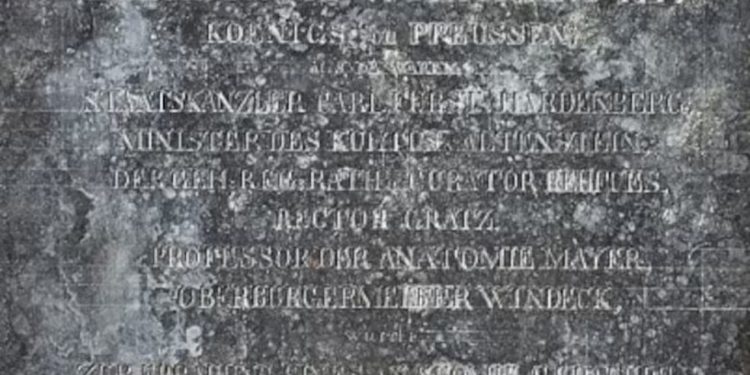 Placa revelou detalhes inéditos sobre a fundação do edifício e as principais figuras envolvidas em sua construção — Foto: Reproduão/Kunstmuseum Bonn