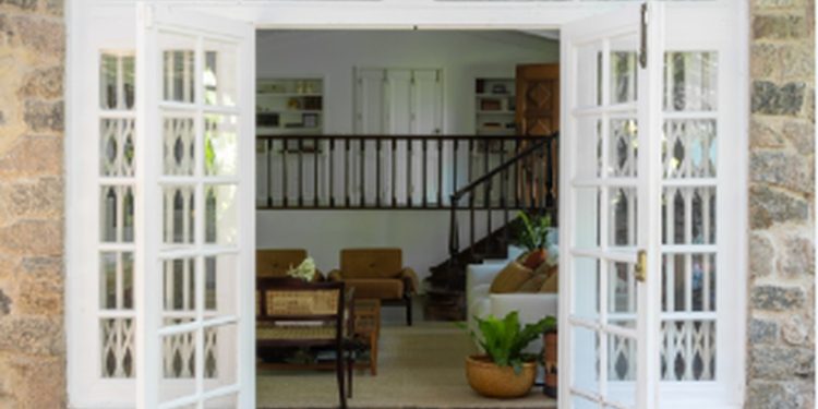 Base branca destaca elementos naturais, como pedra da entrada — Foto: Nadia Bach