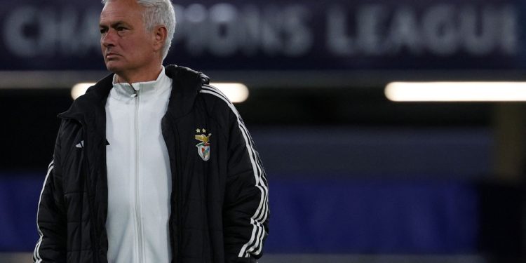 Comandando o Benfica, Mourinho reencontra o Chelsea — Foto: Adrian Dennis / AFP