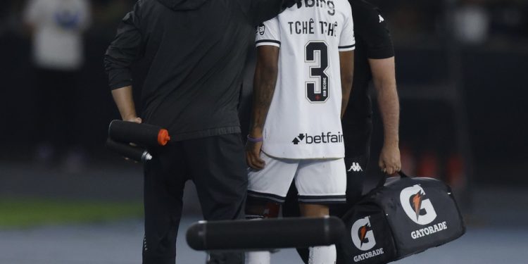 Tchê Tchê voltou a sentir lesão — Foto: Alexandre Cassiano