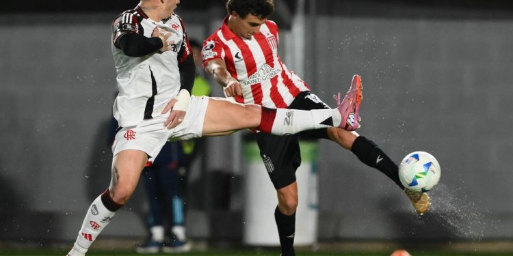 Gol de Gaston Benedetti, no último lance do primeiro tempo — Foto: Luis ROBAYO / AFP