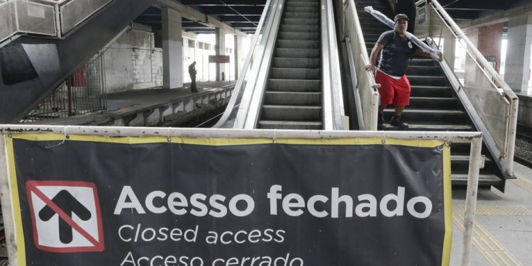 Escada rolante da estação do Engenho de Dentro — Foto: Domingos Peixoto