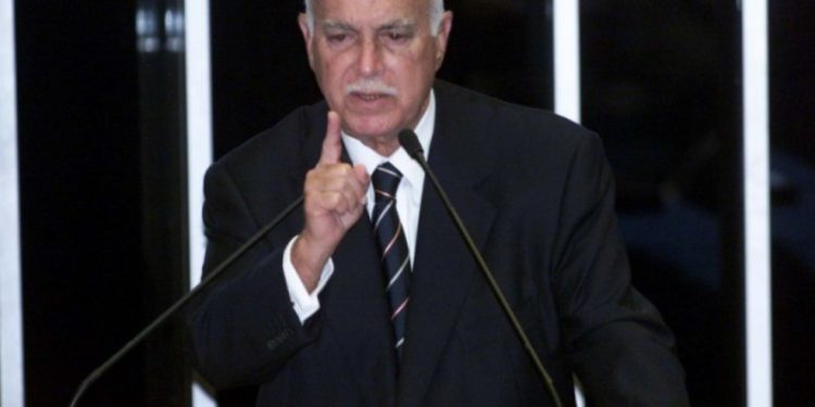 Antônio Carlos Magalhães no discurso em que abriu mão de mandato para evitar cassação — Foto: Roberto Stuckert Filho/Agência O GLOBO