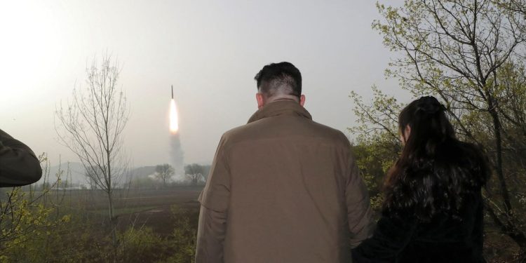 O líder da Coreia do Norte assiste ao lançamento de míssil balístico intercontinental de combustível sólido, ao lado da filha, Ju Ae. — Foto: AFP PHOTO/KCNA VIA KNS