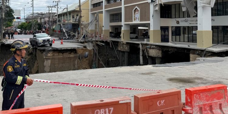 Cratera gigante engole rua em Bangcoc após colapso em obra de metrô — Foto: AFP